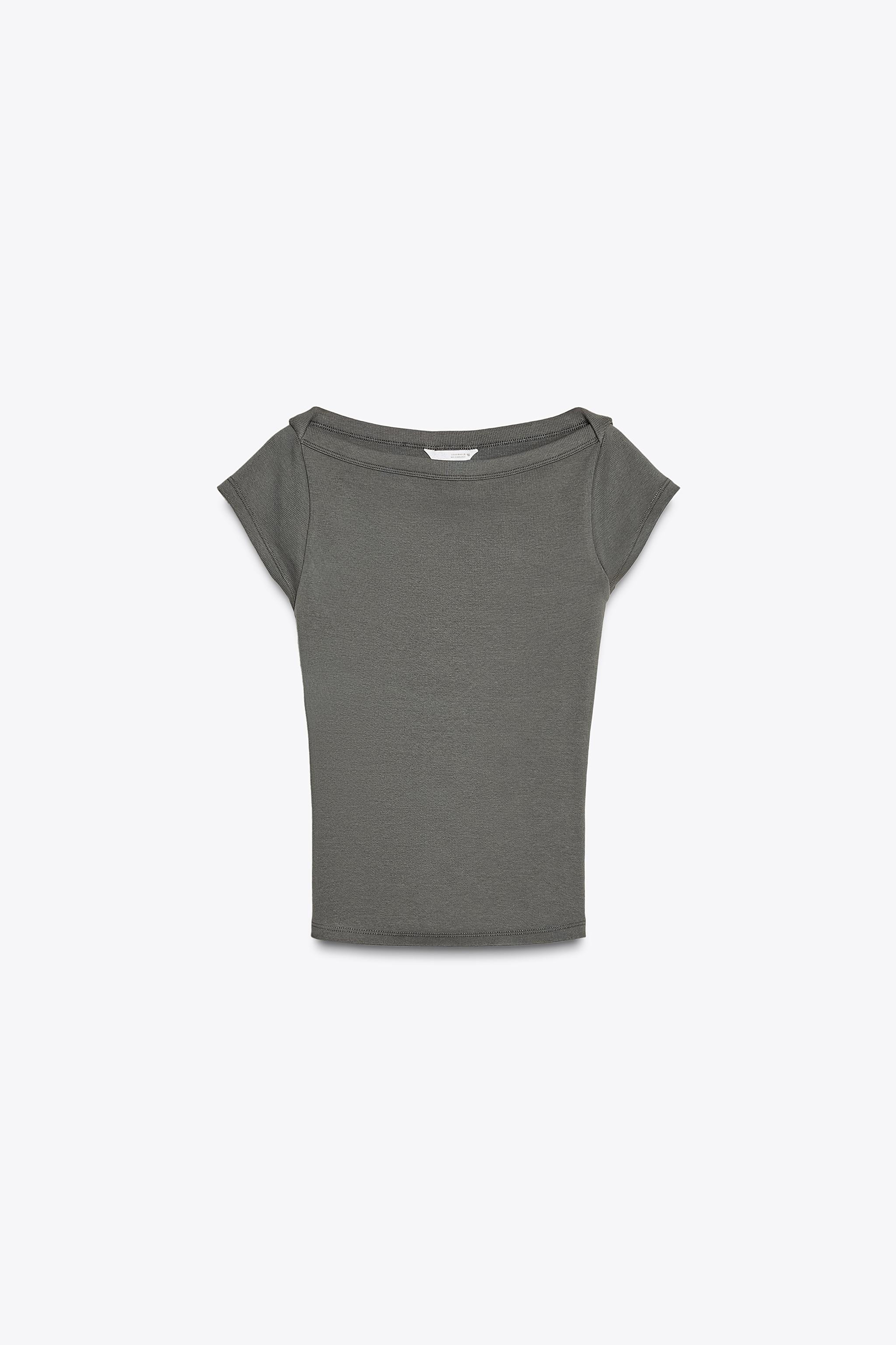 SLIM FIT - CUELLO BARCO - MANGA CORTACamiseta confeccionado en rib de cuello barco y manga muy co... | Zara US