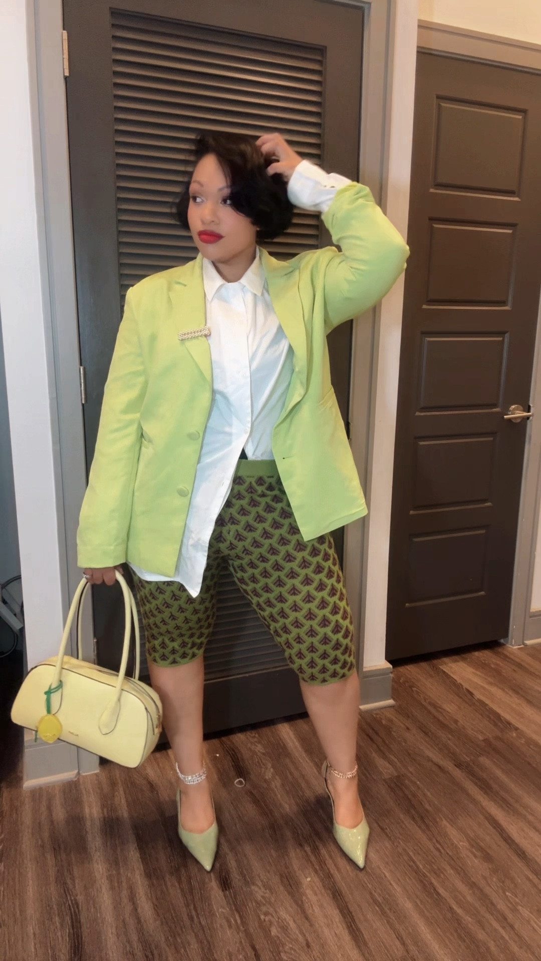 Vibrant Thing

#capri #prints #kittenheels #whitecollar #blazer #green #redlip #midsizefashion 

#LTKWorkwear #LTKMidsize #LTKvlog