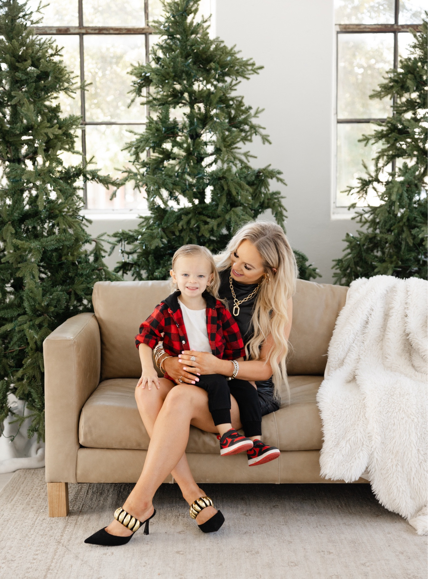 Family Christmas Pictures 🖤🎄



#LTKFindsUnder50 #LTKSaleAlert #LTKHoliday
