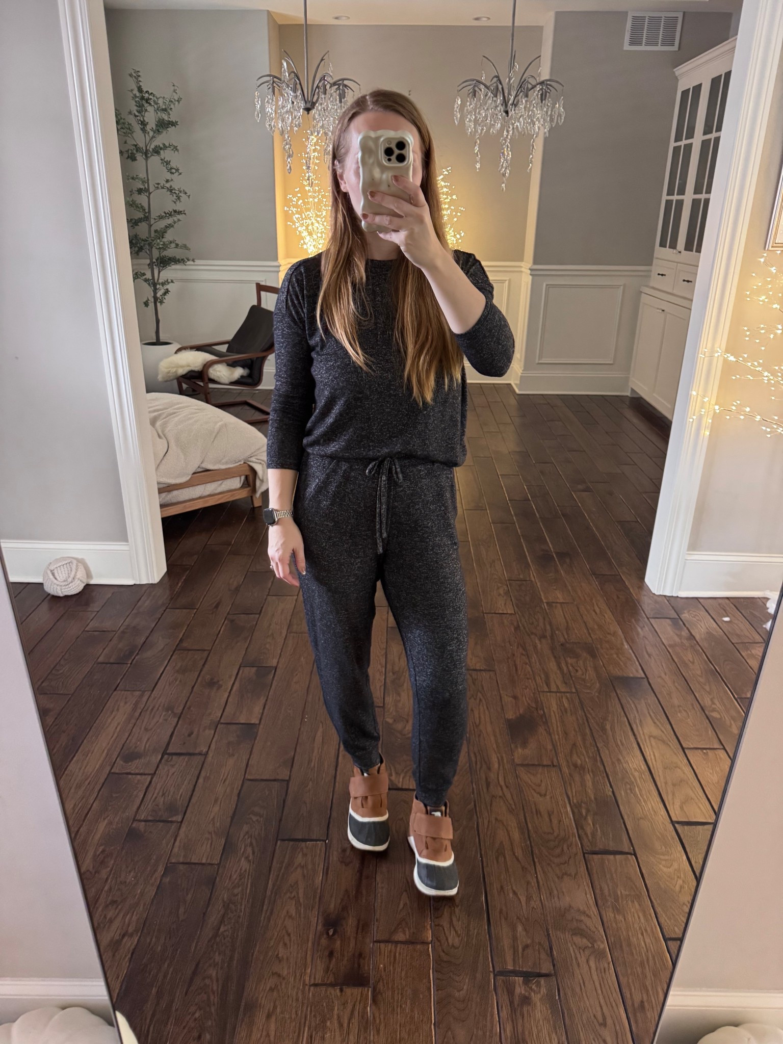 Literally the softest lounge set with the most beautiful drape to the fabric. Top is currently sold out but the joggers are my favorite part anyways 😝

Lounge set, lazy girl style, mom life, toddler mom, Sorel boots, winter style, easy outfits, school drop off

#LTKmomlife #LTKootd #LTKFindsUnder50