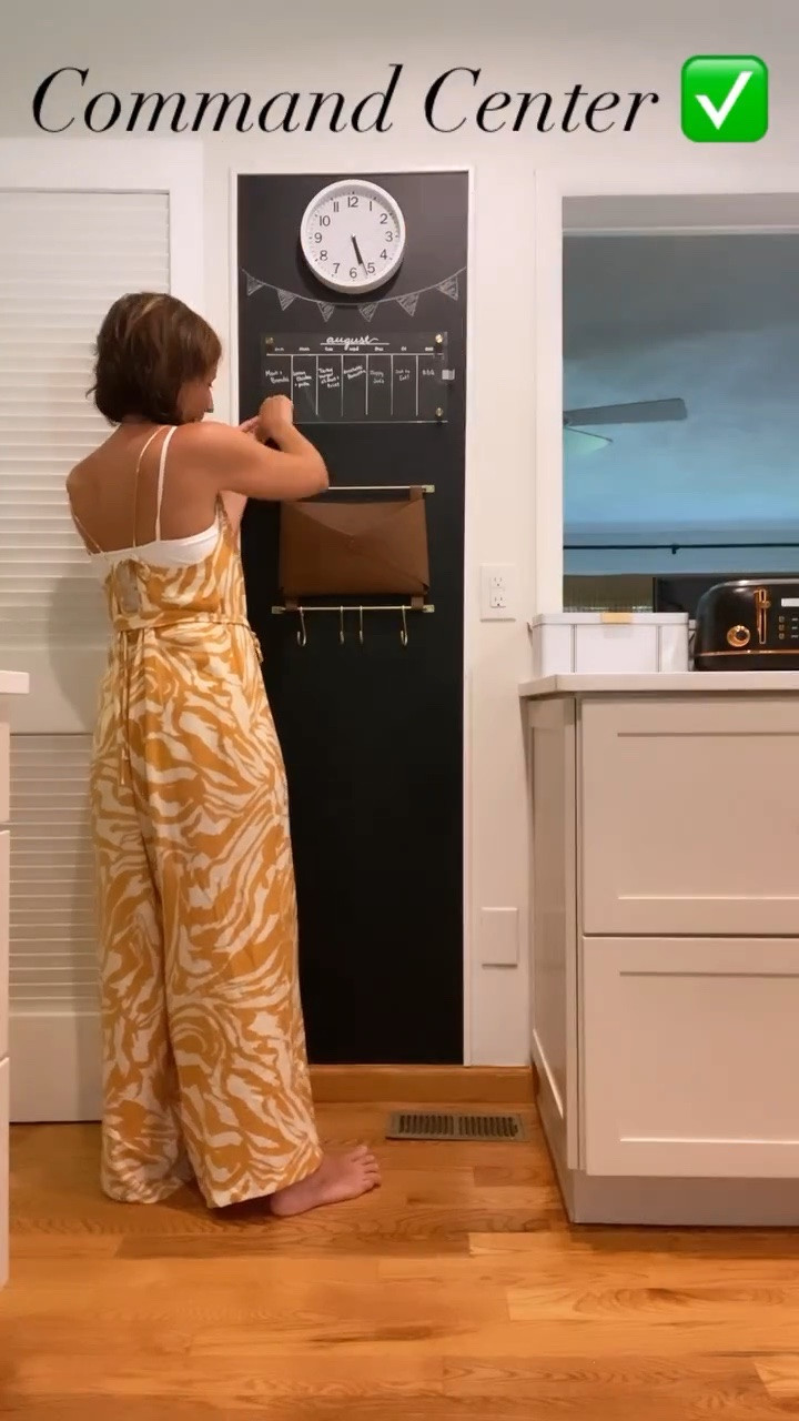 I’ve always loved this command center by @sunnycirclestudio. I’ve saved it for awhile and think it ended up perfectly in this white space of the kitchen.
* I NEED dinner plans for the week to get my head around food shopping, and I was feeling lost without any board to jot them down on. 
* The apron being out is a great reminder of what a MESSY cook I am and that I should protect my clothes a bit more. 
* Plus that chalkboard wallpaper is just too fun! 
What are your must haves to keep you and your family organized during the week? 
📝📝📝