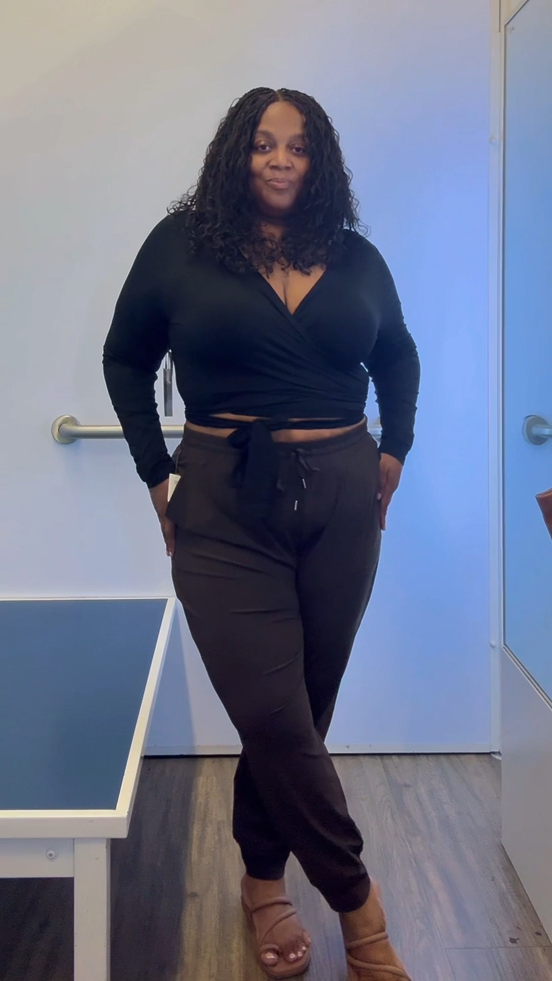 My favorite Old Navy joggers are ON SALE! 🙌🏽🖤 These are the joggers you can literally wear everywhere—running errands, lounging, traveling, or hitting the gym. Comfortable, cute, and easy to throw on. Grab them while they’re on sale! 🛍️

#oldnavy #oldnavystyle #joggers #gymstyle #fashionfinds