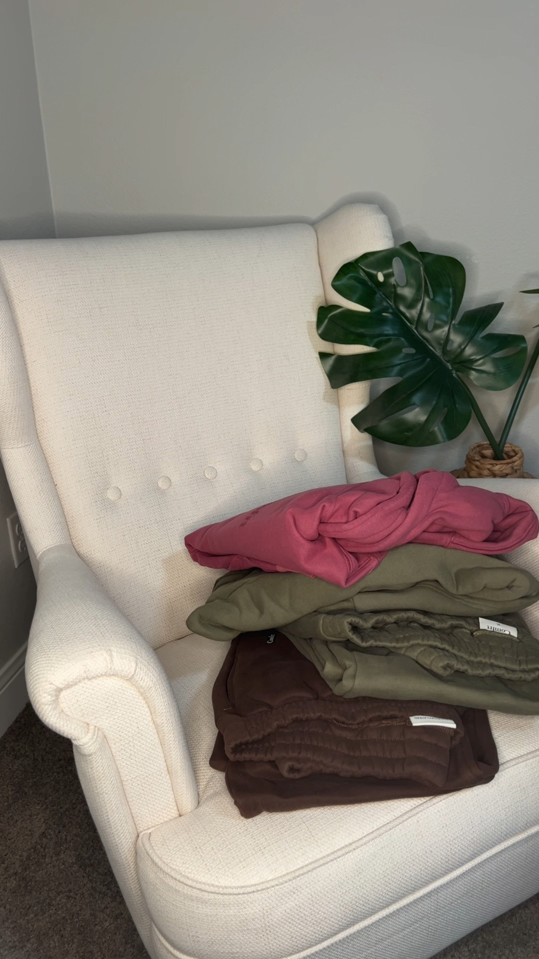 LOVE these earthy tones! Olive green & Walnut brown are so perfect, and then add a splash of color with Berry! 🙌🏼

#LTKGiftGuide #LTKFindsUnder50 #LTKFindsUnder100