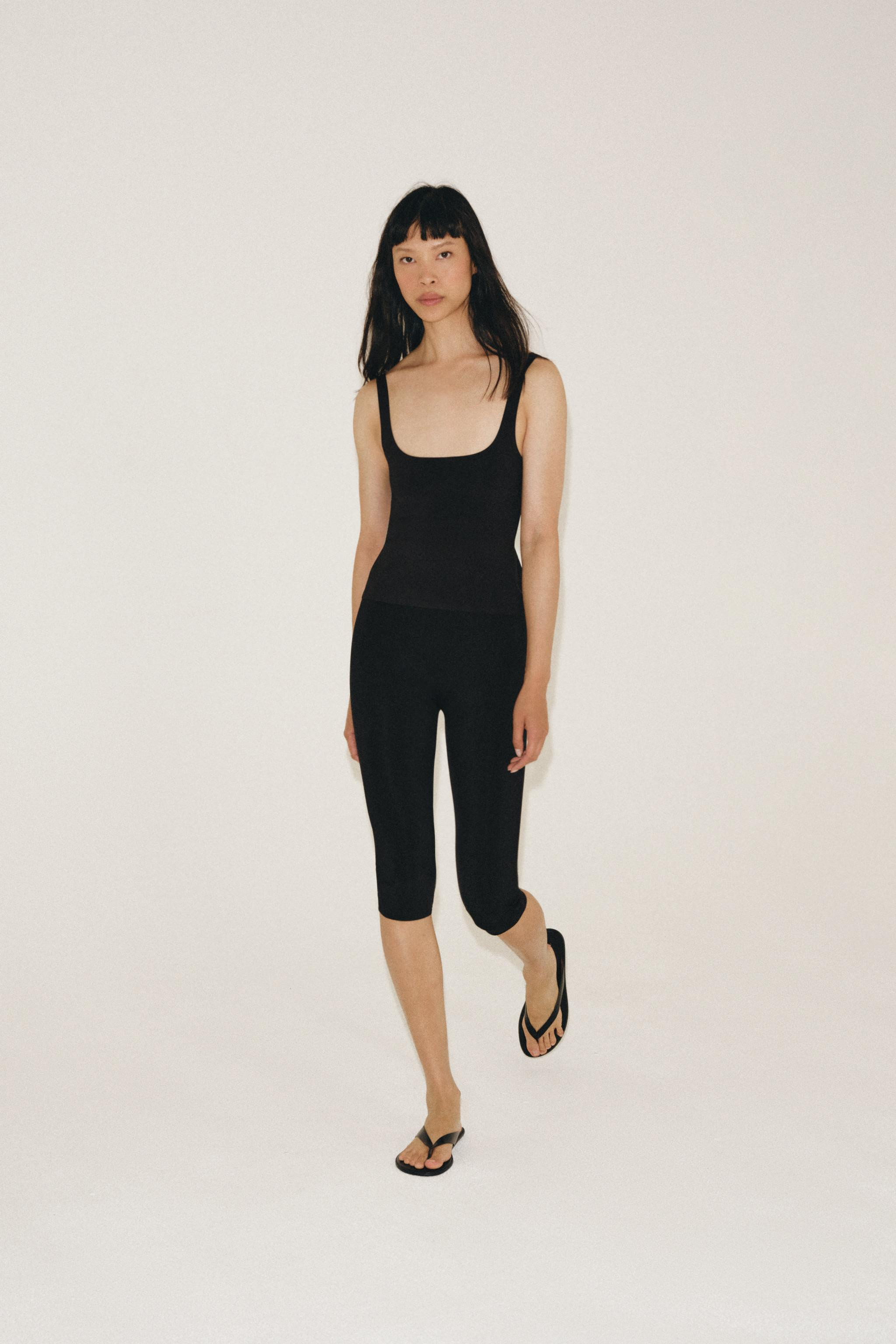 Model height: 178 cmTrousers made from a yarn containing polyamide. Featuring a mid-waist and an ... | Zara DE