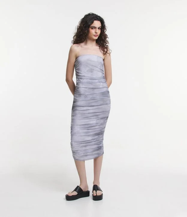 Vestido New Midi em Tule e Estampa Abstrata com Laterais Franzidas Cinza | Renner (BR)