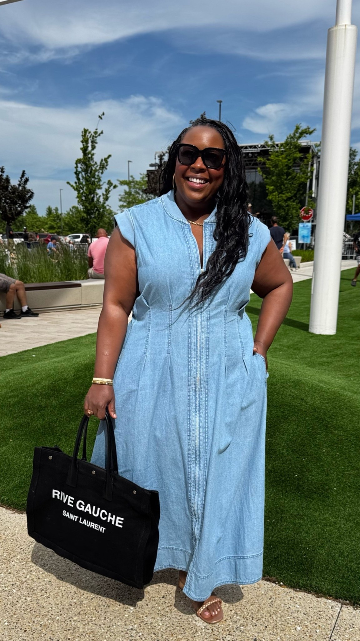 You know when you find a dress that you could just live in all summer?  ✨☀️✨

This denim maxi dress is one of those pieces. I'm wearing a size 2X but could've sized down for a more defined waist.