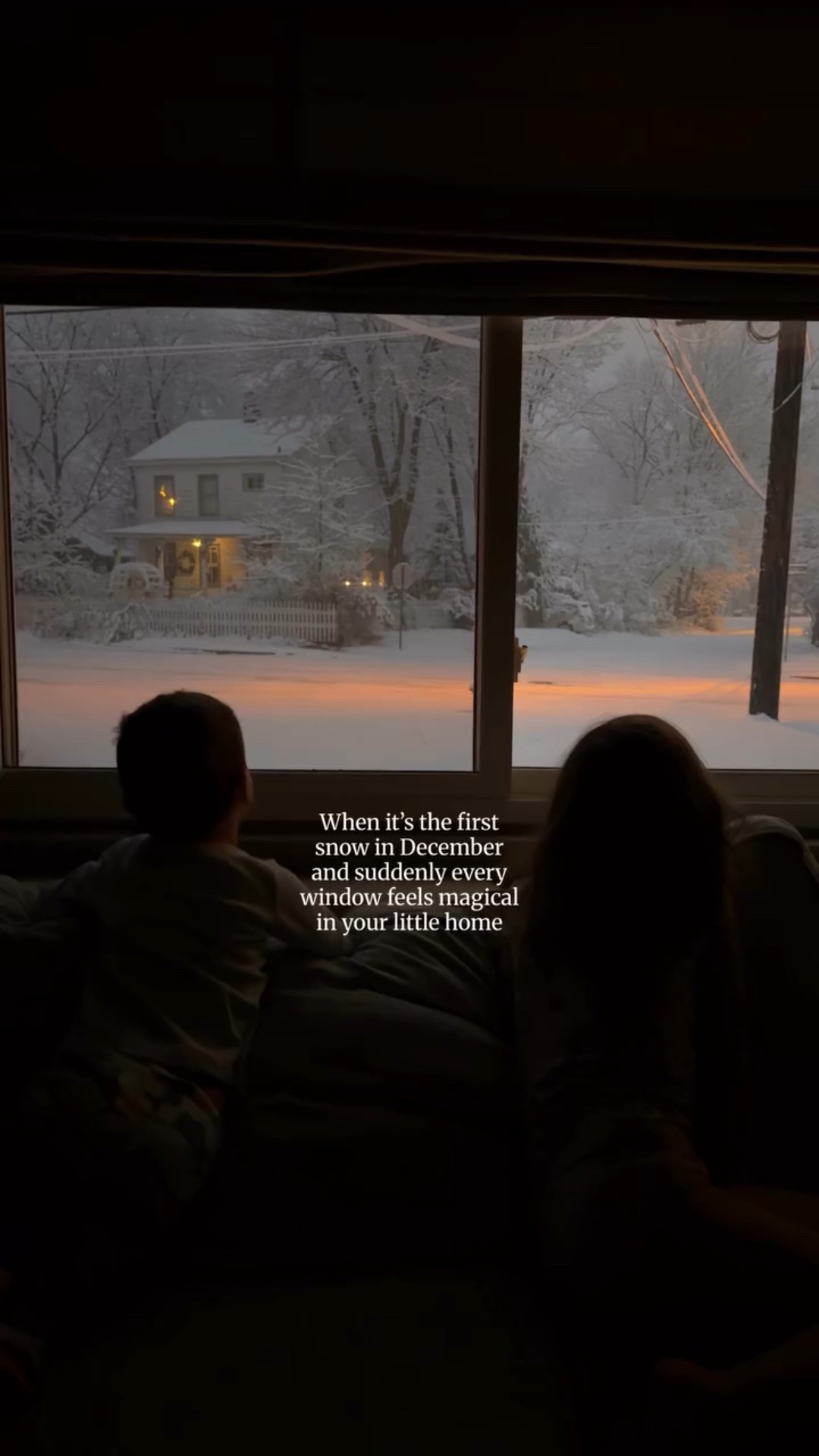 There’s just something about that first December snow ❄️ It makes every window worth stopping for! Today we made a snowman and hot chocolates and it was perfect ☕️ love these slow days.