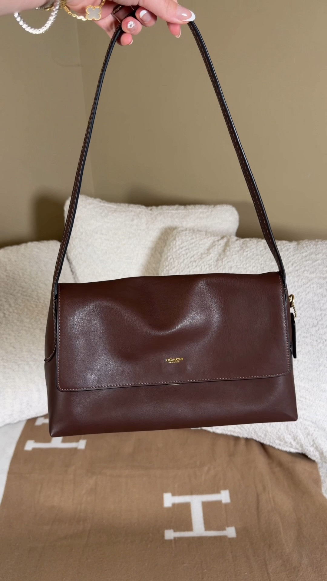I love my Coach Chelsea 36 in suede but my one true love is maple 😍

Yall know I had to get the Chelsea in maple and she’s finally here 😍 I got the Chelsea 30 because, while I think the 36 looks way cooler, the 30 is just a more practical size for me for an everyday bag 🤎

She is made of full grain leather with the classic flap and beautiful hardware 😍