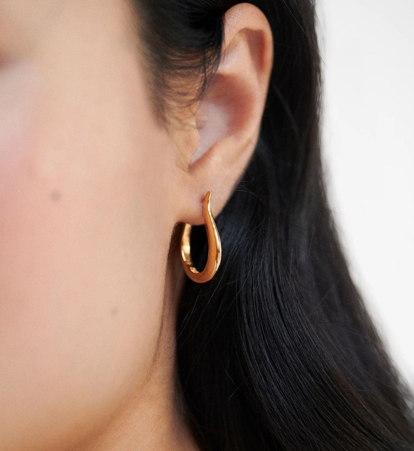 Deia Lyre Medium Hoop Earrings | Monica Vinader (Global)