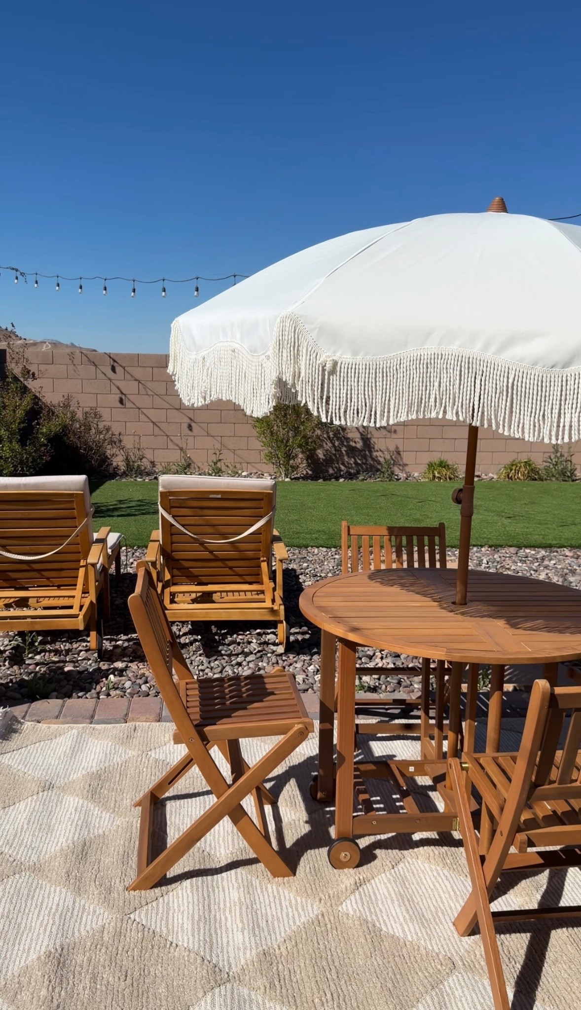 #ad @Wayfair ‘s space saving foldable outdoor table & umbrella setup together is perfect for spring/summer 🌞 #outdoor #wishyouwerehere #wayfair #wayfairpartner 