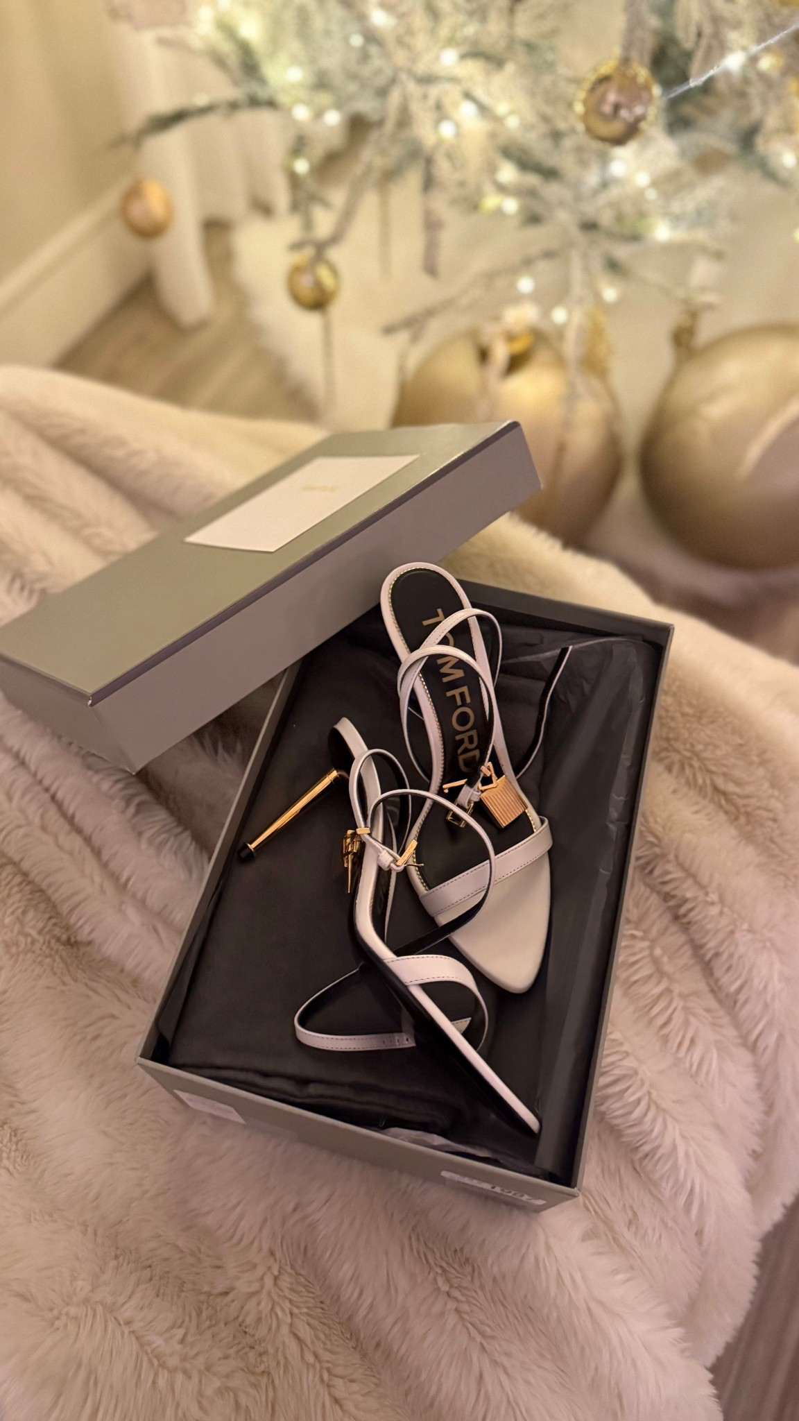 christmas heels 🤩✨


Blanket from Restoration Hardware
Oversized Ornaments from Michael’s 

#LTKGiftGuide #LTKHoliday