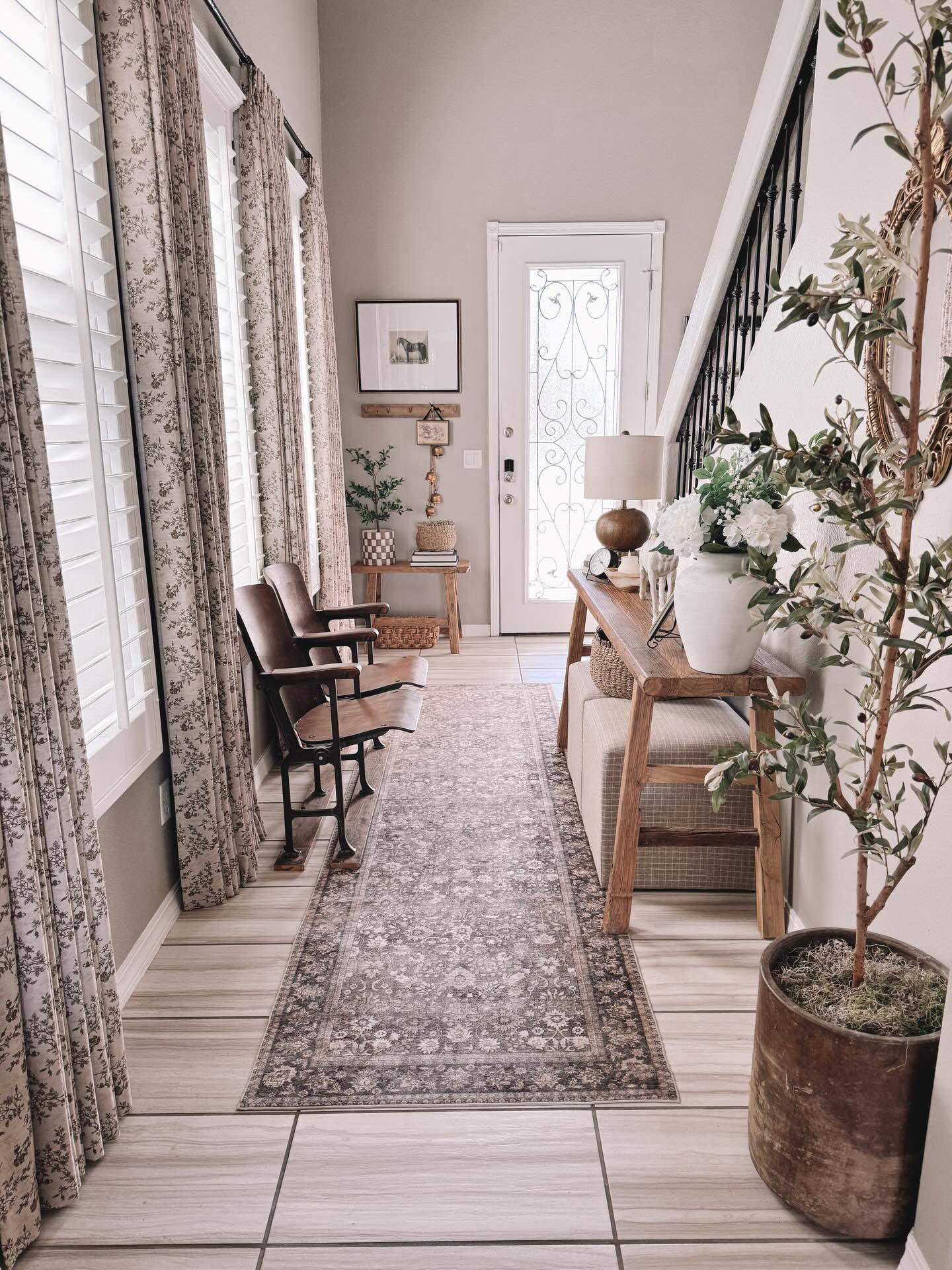 Happy St. Patrick’s Day! Today also happens to be my birthday and I’m looking forward to spending the day with my girls. I switched up the decor in our entryway last week, Amelia was the inspiration behind the horse decor as she loves horses! Swipe for the close ups. Any fun plans today? 

#entrywaydecor #entrywaytable #neutralspringdecor #springdecorating #homedecorideas