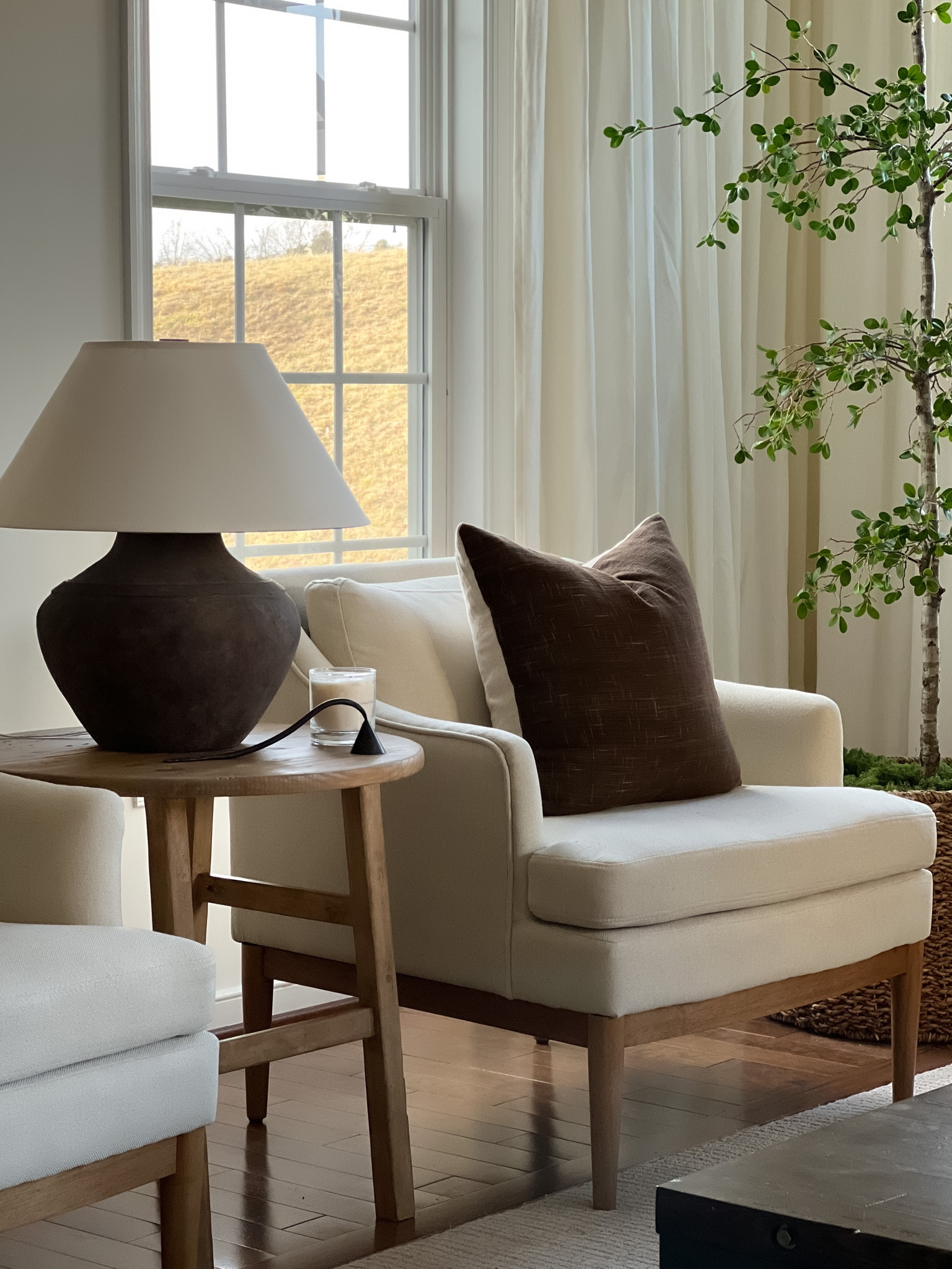 Favorite designer lamp under $300!

I love this lamp so much I bought it again for another space in our home. It’s huge and such a statement piece.

Amber interiors style
Target chair
Round side table
Brown pillow
Living room

#LTKsalealert #LTKhome #LTKstyletip