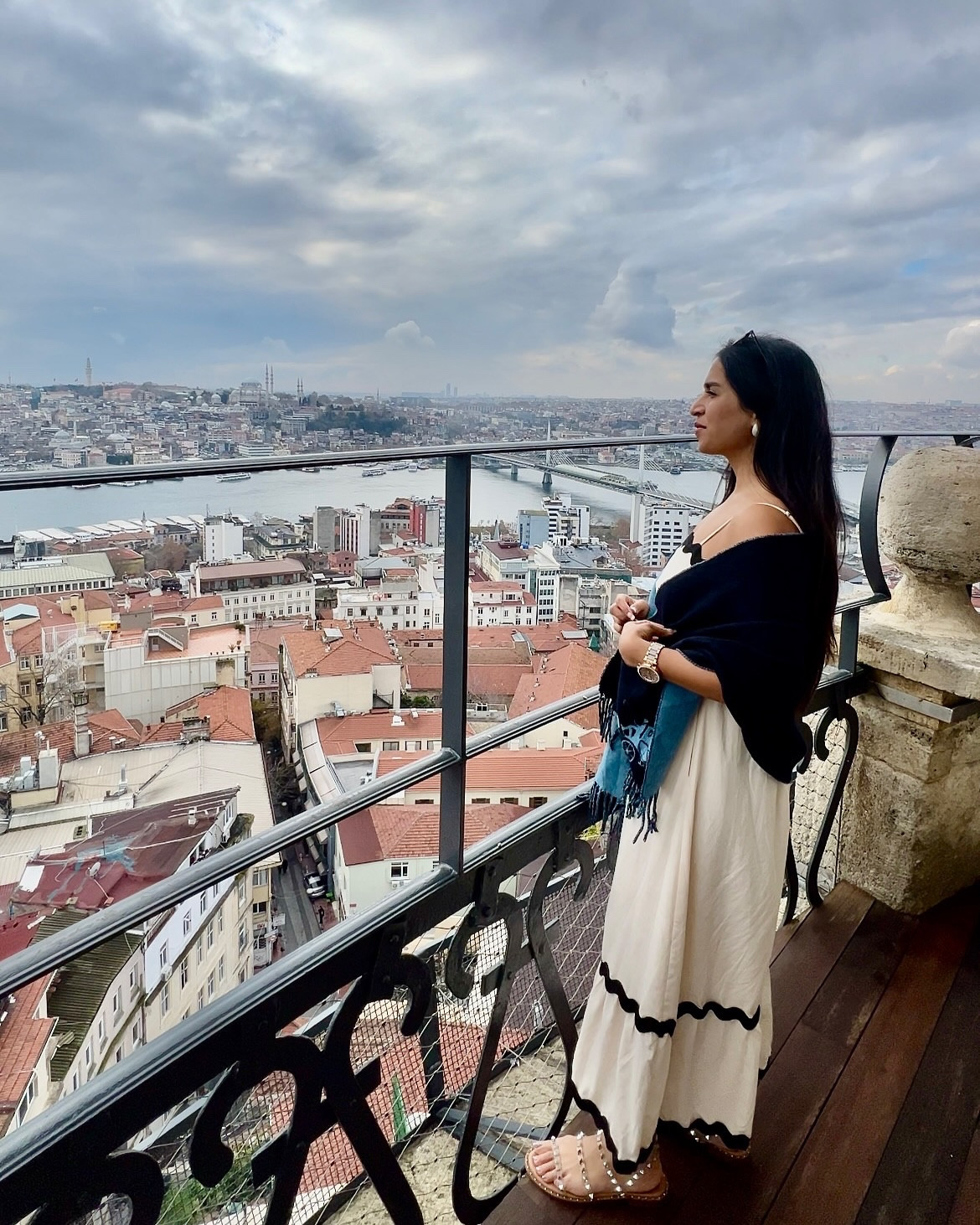 Midi Dress in white/apricot with a gorgeous blue coach scarf and studded flats for an outfit of the day in Istanbul 🇹🇷

Browsing for a new house 🛖💃🏻🫶🏼

📍Galata Tower, at the top 

.

.

.

.

.

.

.

.

.

.

.

[galata tower Istanbul city views solo travel europe]
#travelblogger #hagiasophia #wanderlust #rkiye #jalanjalanturkey #europe #k #turkeydestinations #jalanjalanistanbul #exploreistanbul #turkeyvacation #mosque #holidayturkey #istanbuldestination #istanbulvacation #bluemosque #discoverturkey #istanbullove #explore #nature #summer #iloveistanbul #i #traveltheworld #loveistanbul #sunset #galata #galatatower
