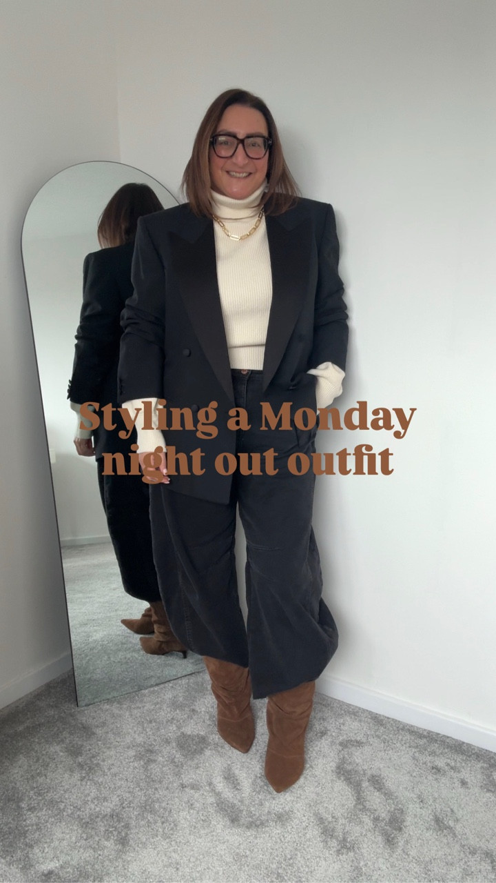 A night out with @jimmychoo 

This is what I wore last night to a gorgeous preview at @sohohousemanchesterr @sohohouse 
.
.
.
.
.
.
Styling my Monday night out outfit
Barrel leg jeans
Zara boots
Elevated style
Styling vinted pieces
Quiet luxury trend