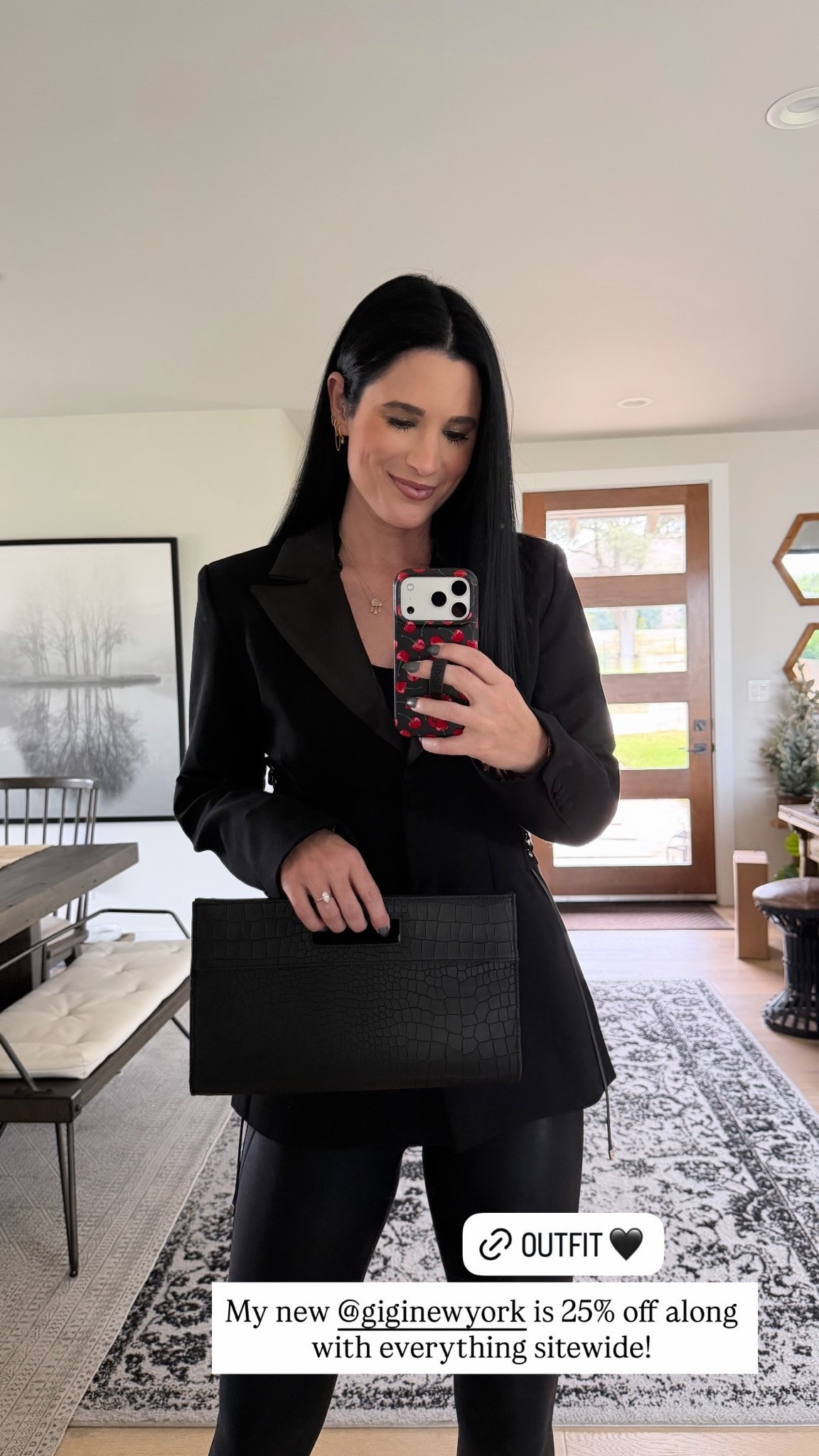 Another favorite @giginewyork  clutch that is 25% off along with everything sitewide! I have this bag in tan as well and it’s perfection.

My loopy case code is DTKAUSTIN for 10% off!

#LTKSaleAlert