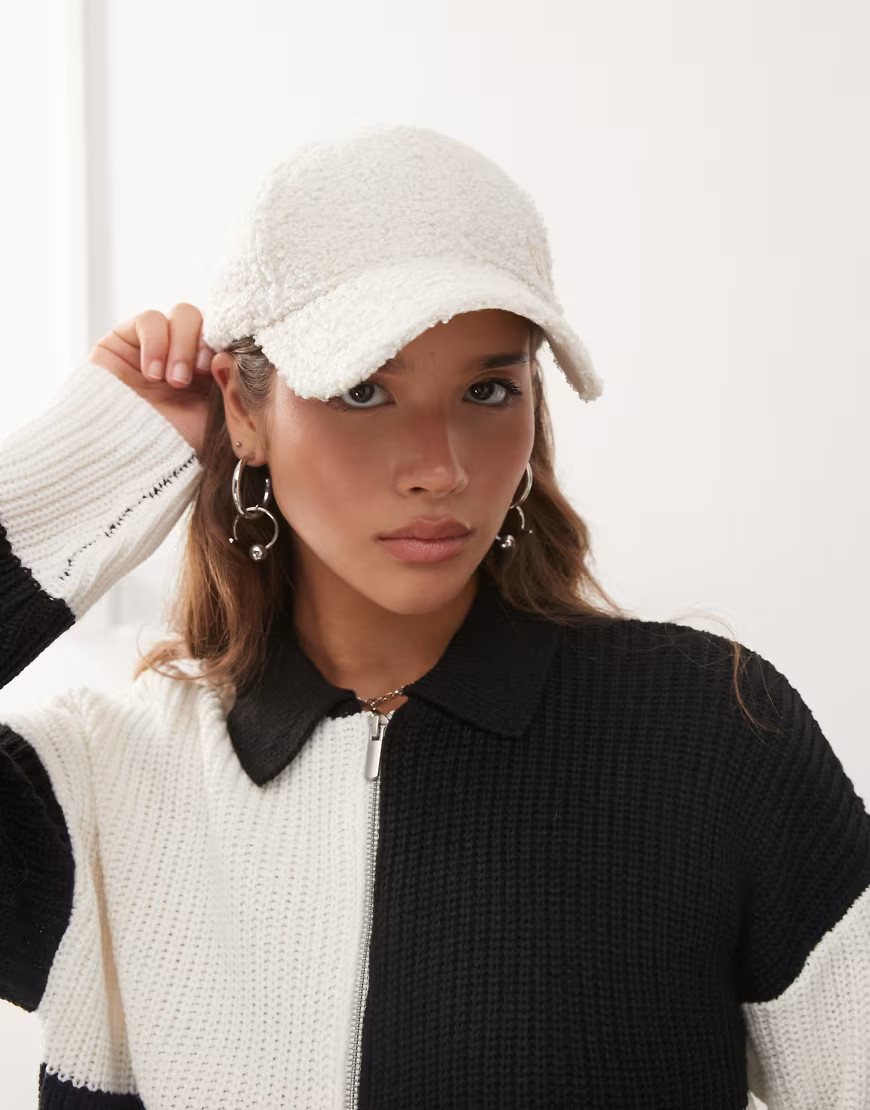 New Era Womens NY Yankees 9forty borg metal logo cap in beige-Neutral | ASOS (Global)