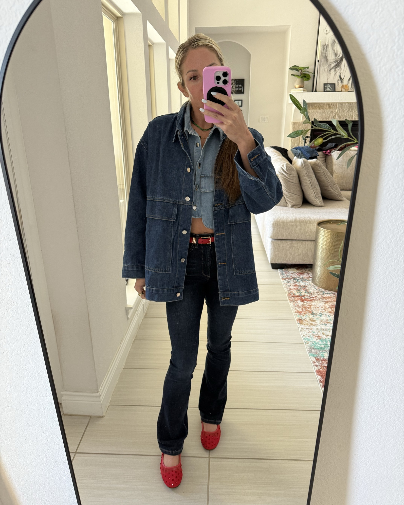I loveeeee denim on denim on denim. And a pop of red❤️