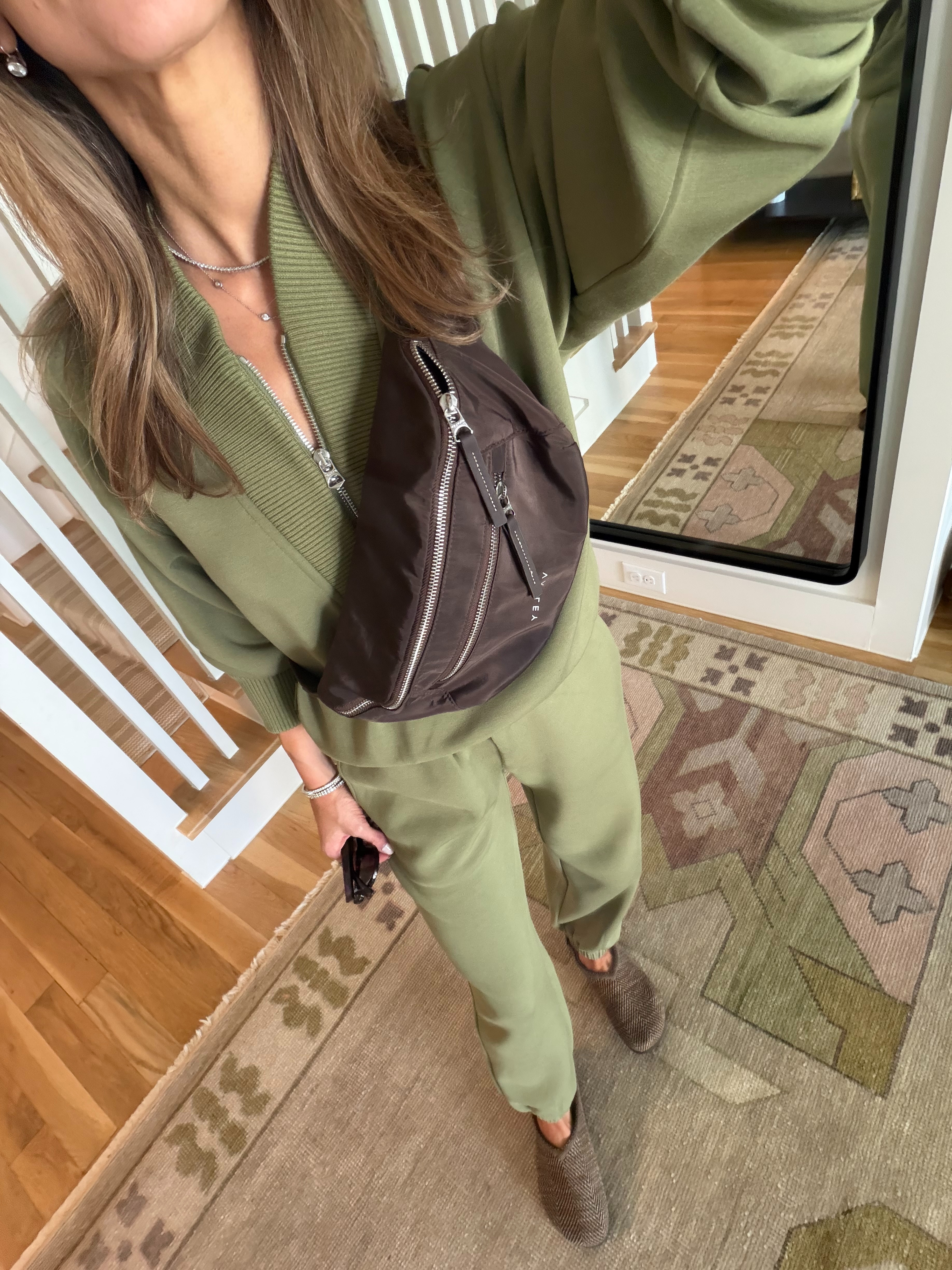  Just got 3 new @varley sets that I can't wait to keep wearing for fall. I wear an XXS (25” length)  in pants and XS in tops. These are my school drop off uniform in fall/winter.
 

 