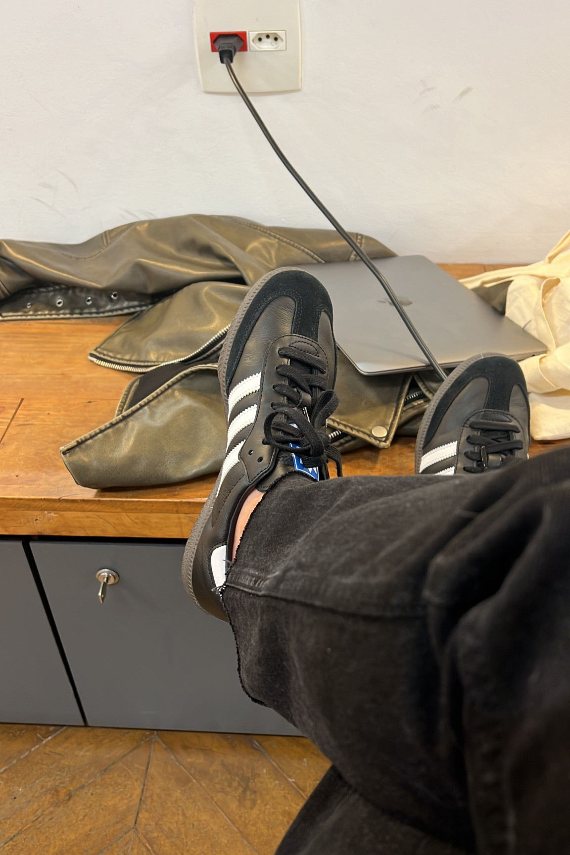 Uma tendência que me pegou de surpresa por aqui foi esse tênis da adidas, eu nunca fui a pessoa do streetwear mas esse tênis mudou muito a minha percepção de como desconstruir looks chiques com um tênis para ter composições mais dia. Sim, ele parece uma chuteira, mas não pode julgar até comprar um e usar 😂

#LTKbrasil