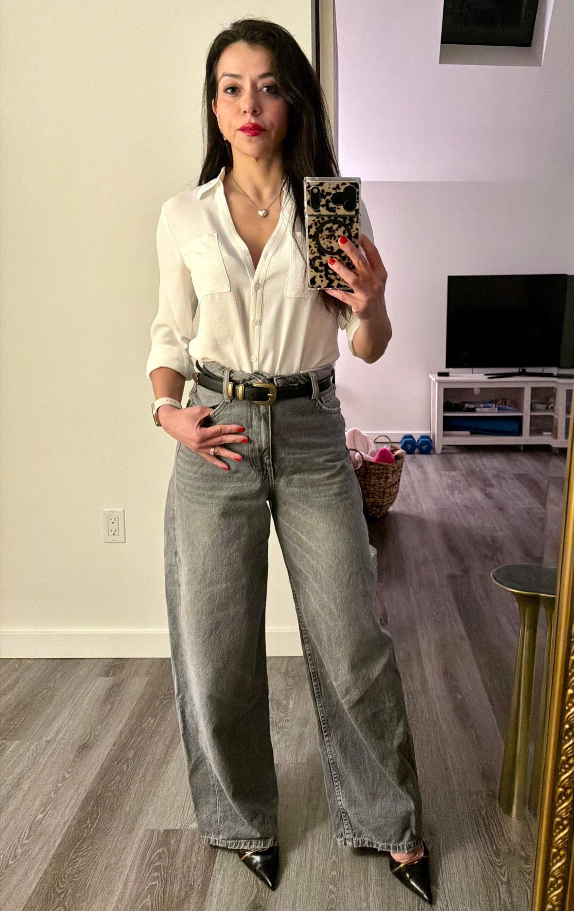 A Friday night outfit with a timeless white button down shirt, a trendy denim and high heels ❤️#valentinesoutfit

#LTKValentine #LTKootd #LTKdayinmylife