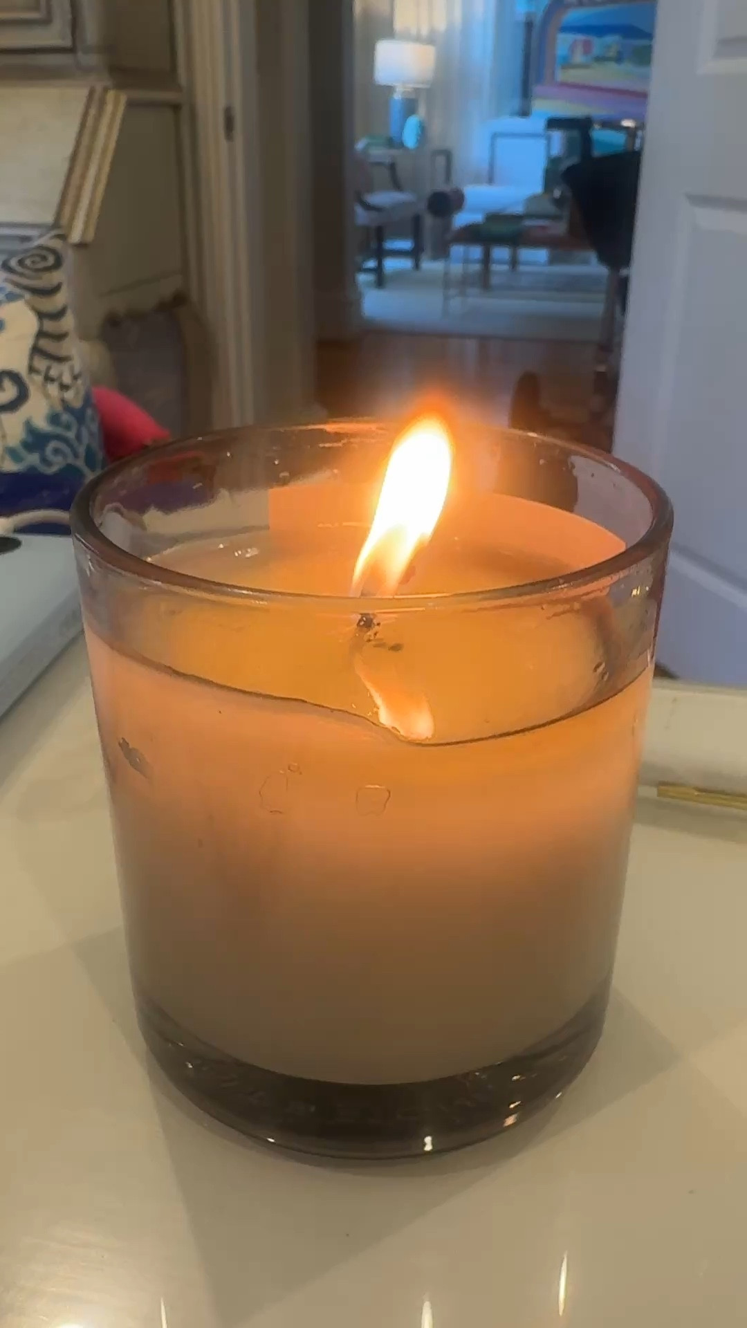 This might sound dramatic… but this candle changes moods.

Like… I light it and suddenly I can think again. I feel calmer. Less scattered.

I don’t know if it’s the scent or just the pause… but I’m not questioning it.

Just one of those small things that helps me show up better.

Scent: santal & vetiver