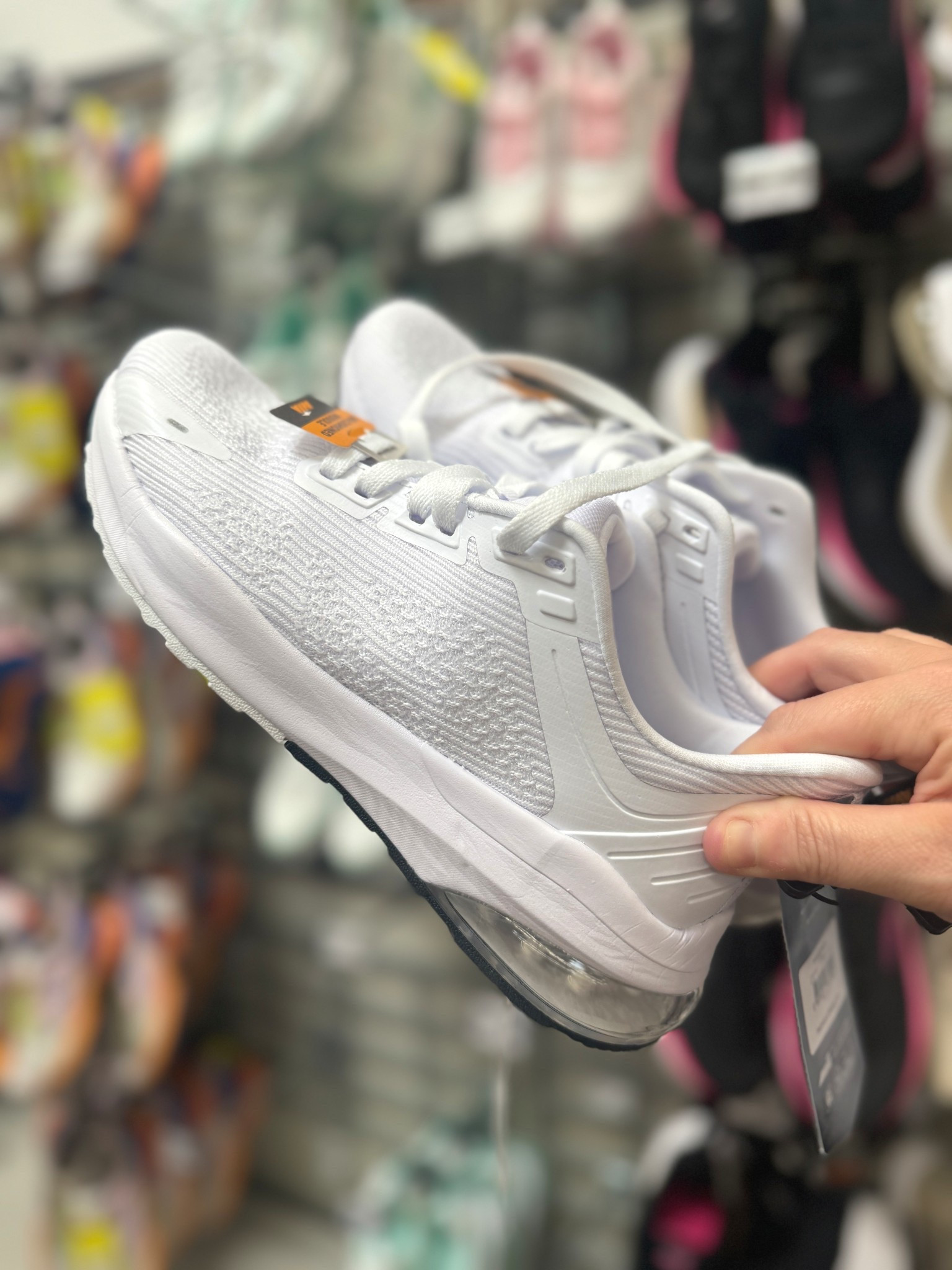 Women’s white tennis shoes 

#LTKootd #LTKActive #LTKmomlife