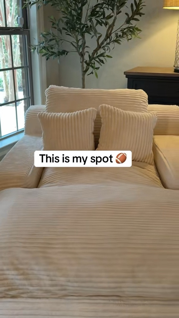 The COZIEST SPOT in our house.. 
#chaise #chaiselounge #furniture #cozyhome #furniturefinds #bedroom #livingroom #readingnook 