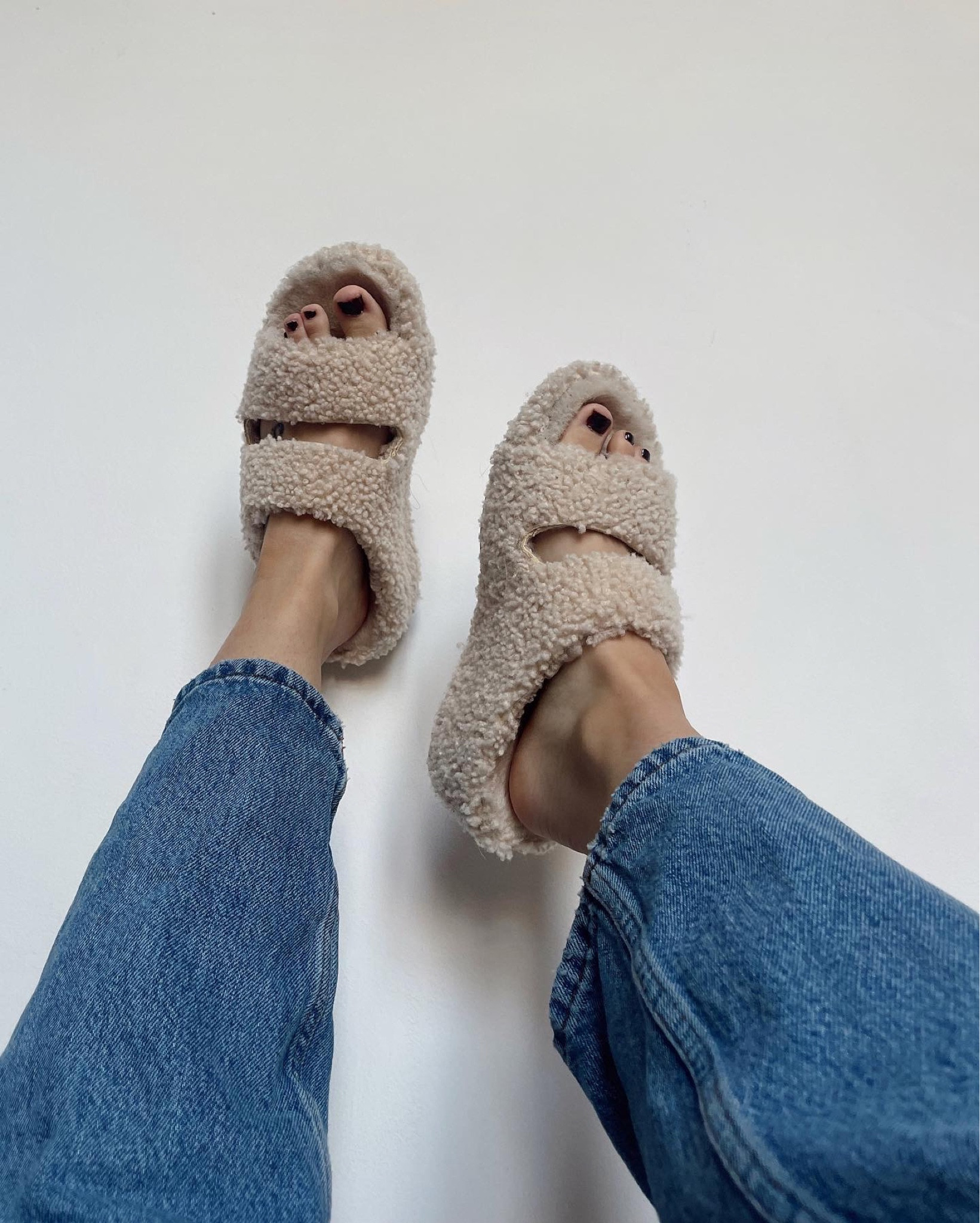 Causal outfit/comfy footwear/shearling slides/slippers/mules/spring 

#LTKSeasonal #LTKeurope #LTKFind