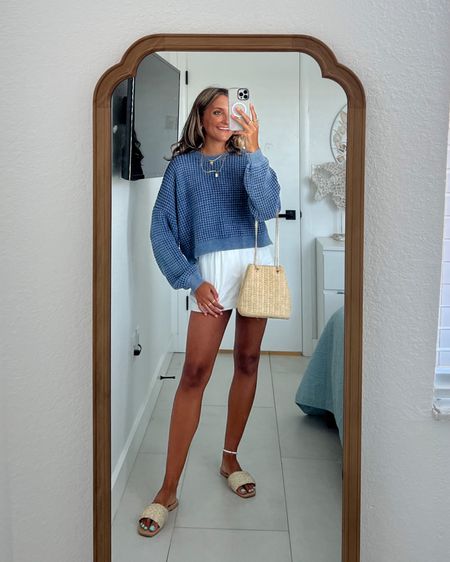 easy everyday spring/summer outfit ideas from Hollister. code HCOMCKENZIE for an EXTRA 20% off (code is stackable)

sizing: 
sweater size M
shorts size XXS