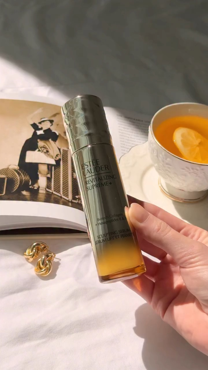 Luxury skincare moment ✨

Trying the new Estée Lauder Sculpting Serum for that smooth, lifted glow.
Lightweight, silky, and instantly leaves skin looking fresh and radiant 🤍

@esteelauder @communityxseen 

Gifted by Estée Lauder

#esteelauder #revitalizingsupreme #luxuryskincare #communityxseen #reelsbeauty