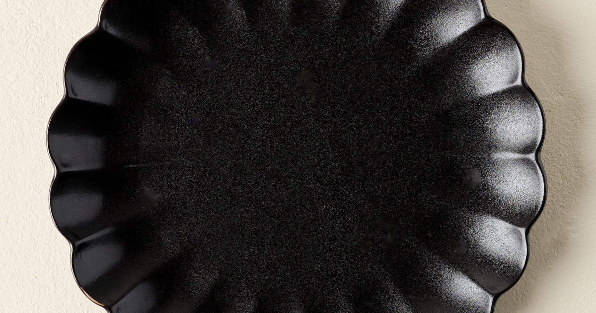 Black Scalloped Plate | Magnolia