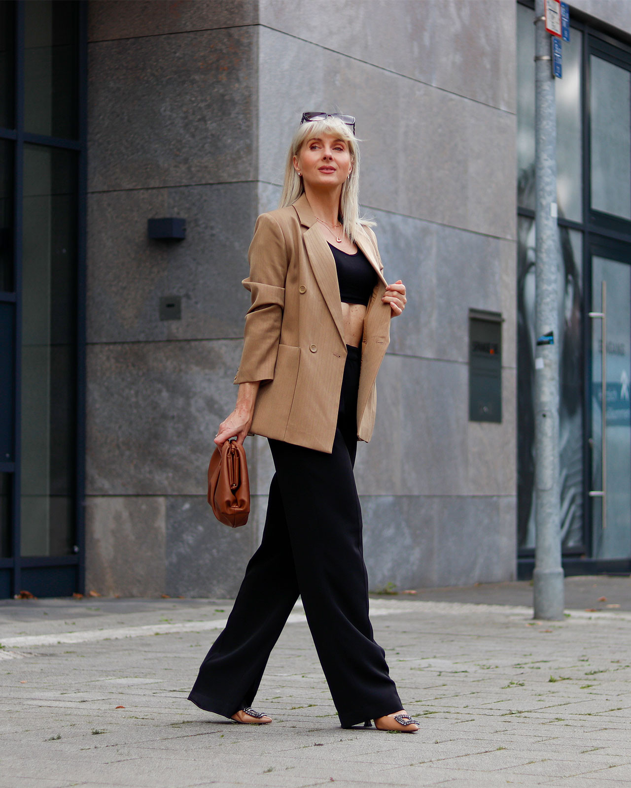 Trendfarbe Mocha Mousse / Blazer Outfit in Brown Schwarz 

 #LTKeurope #LTKsummer #LTKstyletip