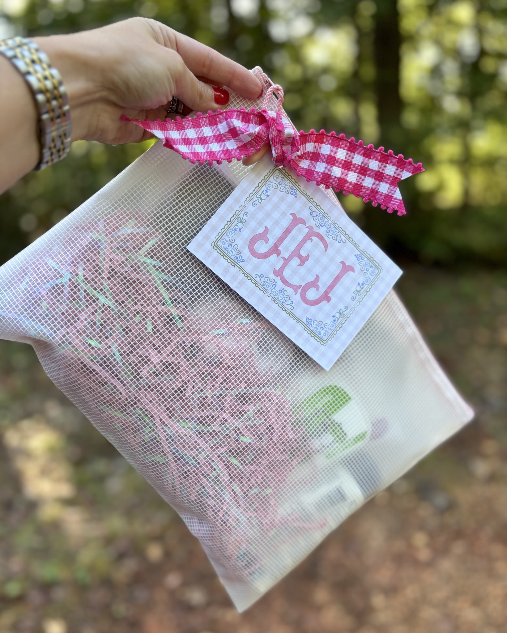 Baby shower gift ✨💕

Made a personalized tag on Canva, a few must have baby things and a gift card for monogramming 🫶🏼 my speciality gift that everyone loves! 