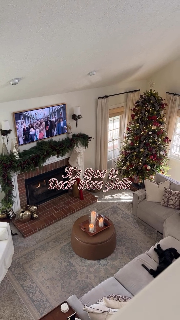 Consider these halls DECKED🌲🤶🏼

I fear this house was made to be decorated for Christmas 🥹 comment SHOP & I’ll send the links to what I can although most of my decor is from last year! 

.
.
.
.
#christmasdecorating #decoratingforchristmas #cozychristmas #cozychristmasdecor #traditionalchristmas #cozyhomedecor #inmyhome #traditionalchristmasdecor