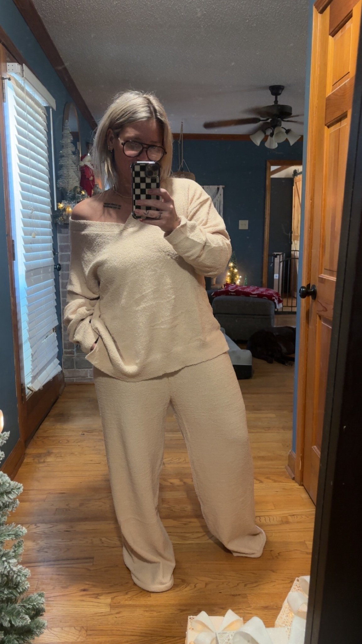 Comfy set! So soft!
Size: Large

#LTKFindsUnder50 #LTKmorningroutine #LTKMidsize