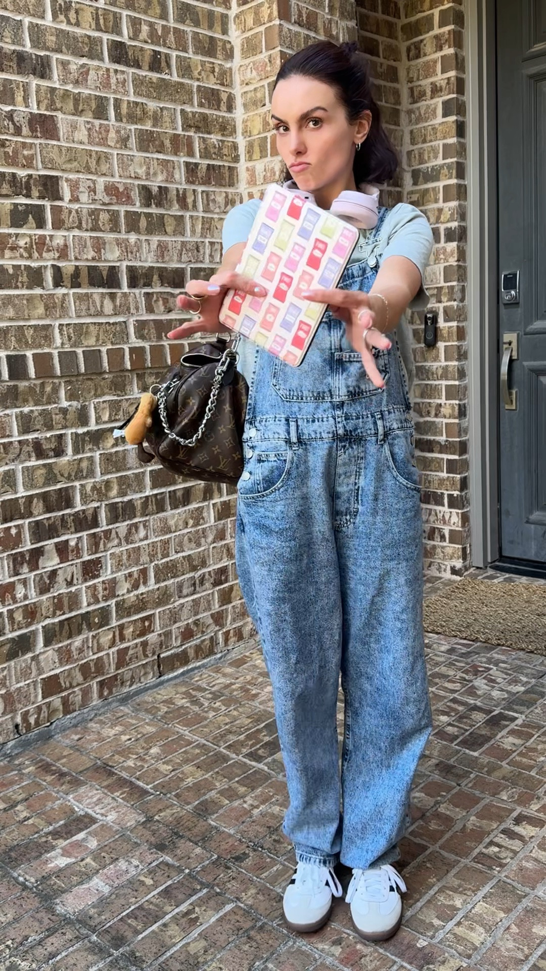 OOTD details -

Free people ziggy overalls, color powder blue 

T shirt - Cos

Shoes- adidas sambas 

Bag charm - jelly cat 

Kindle case - small biz, Page the shop

Headphones- Sony 