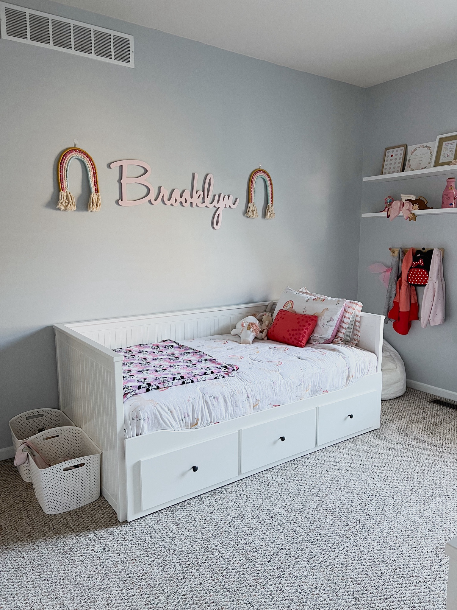 Ivy Ridge 4-pc. Platform Storage Bedroom Set w/ Lamp Headboard | Raymour \u0026  Flanigan, image size:1536x2048