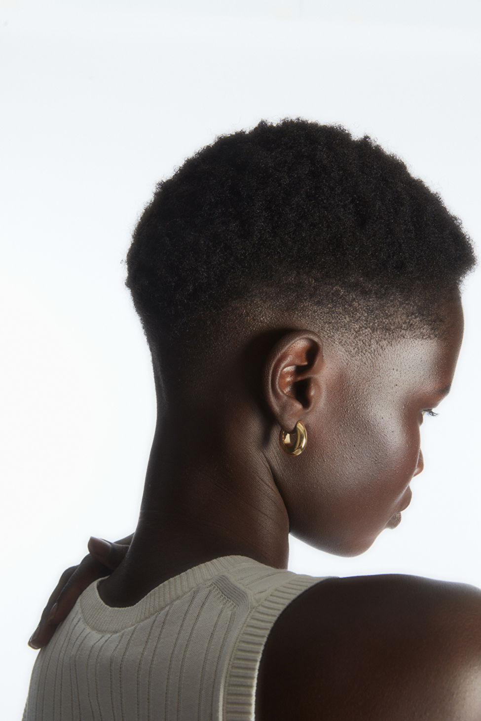 HUGGIE HOOP EARRINGS - GOLD - COS | COS (EU)