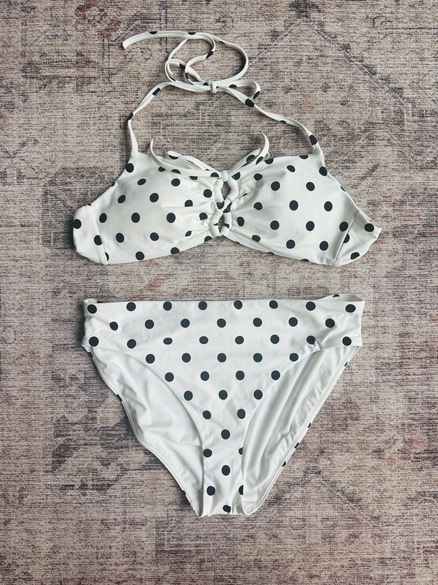 This CALIA bikini has great coverage, a flattering silhouette, and a timeless print you'll wear for seasons. Confidence looks good on everyone. ☀️