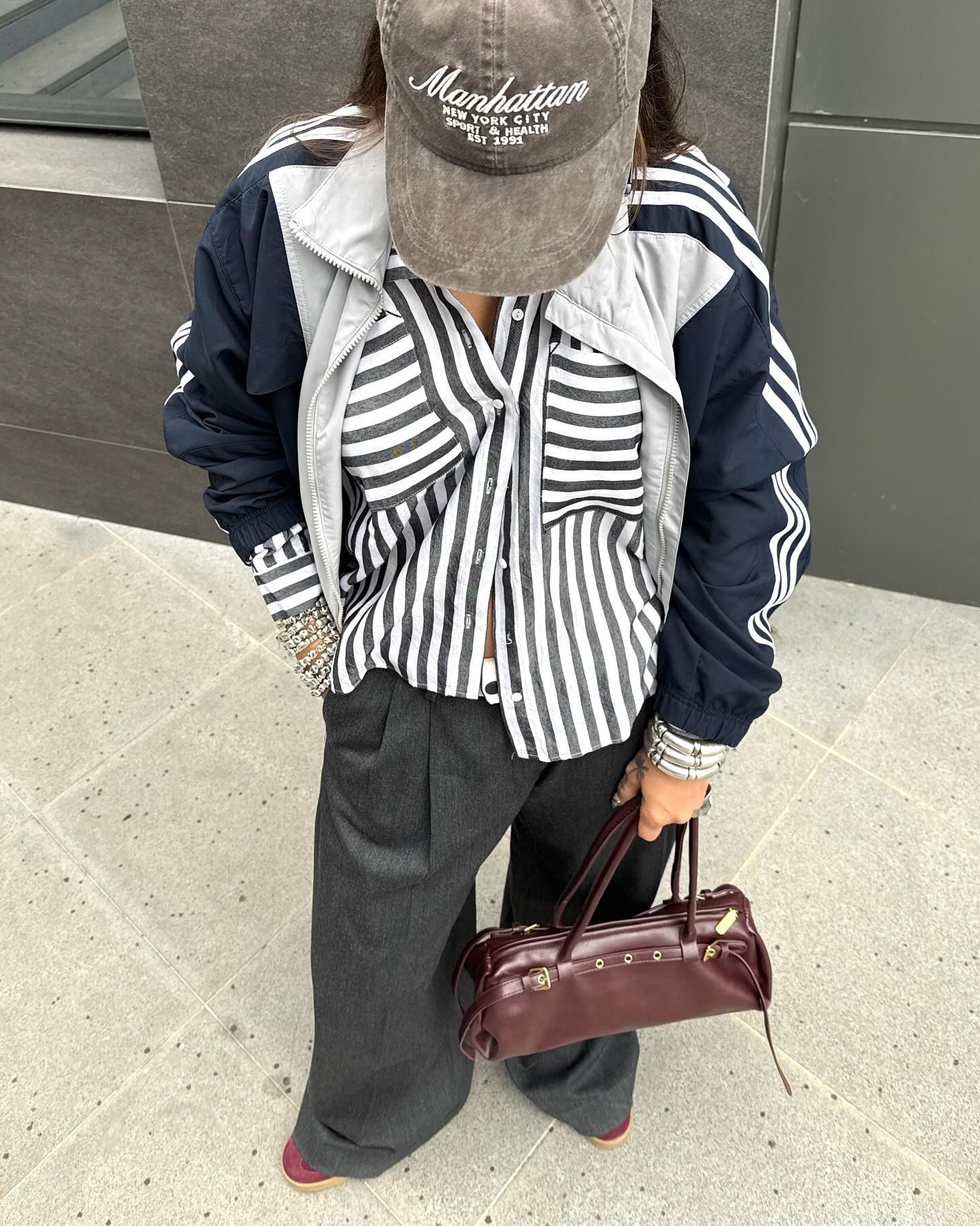 Adidas & stripes ootd 🩶 

#adidasoutfit #casuallook #everydayoutfits #streetstyleinspiration #ootdinspo