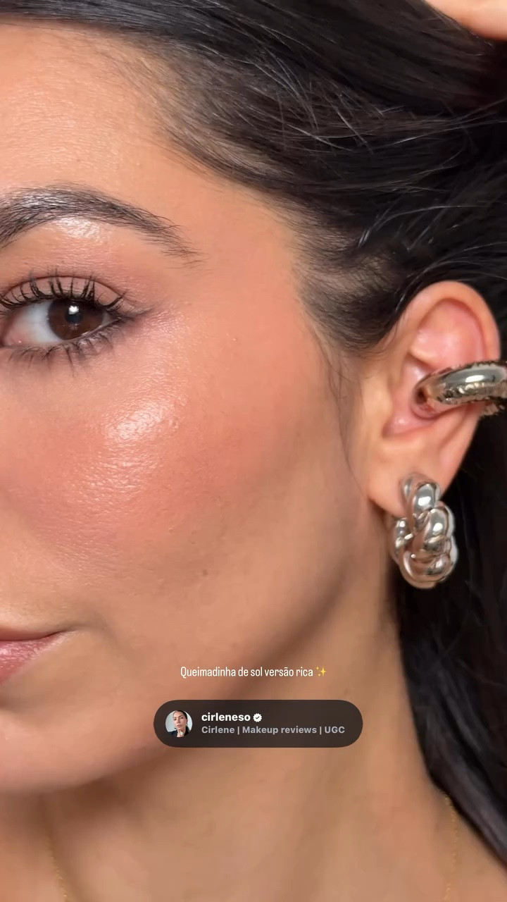 Esse iluminador multiuso @giorgioarmani é 3 em 1 , iluminador , bronzer, blush e entrega pele saudável, verão, glow e aquele ar de “acabei de voltar da praia” que muda tudo no visual.
Shade 11 peach
É o tipo de cor que valoriza qualquer tom de pele e deixa a maquiagem com cara de rica ✨✨
#iluminador #bronzer #blush #makeup LinkLTK