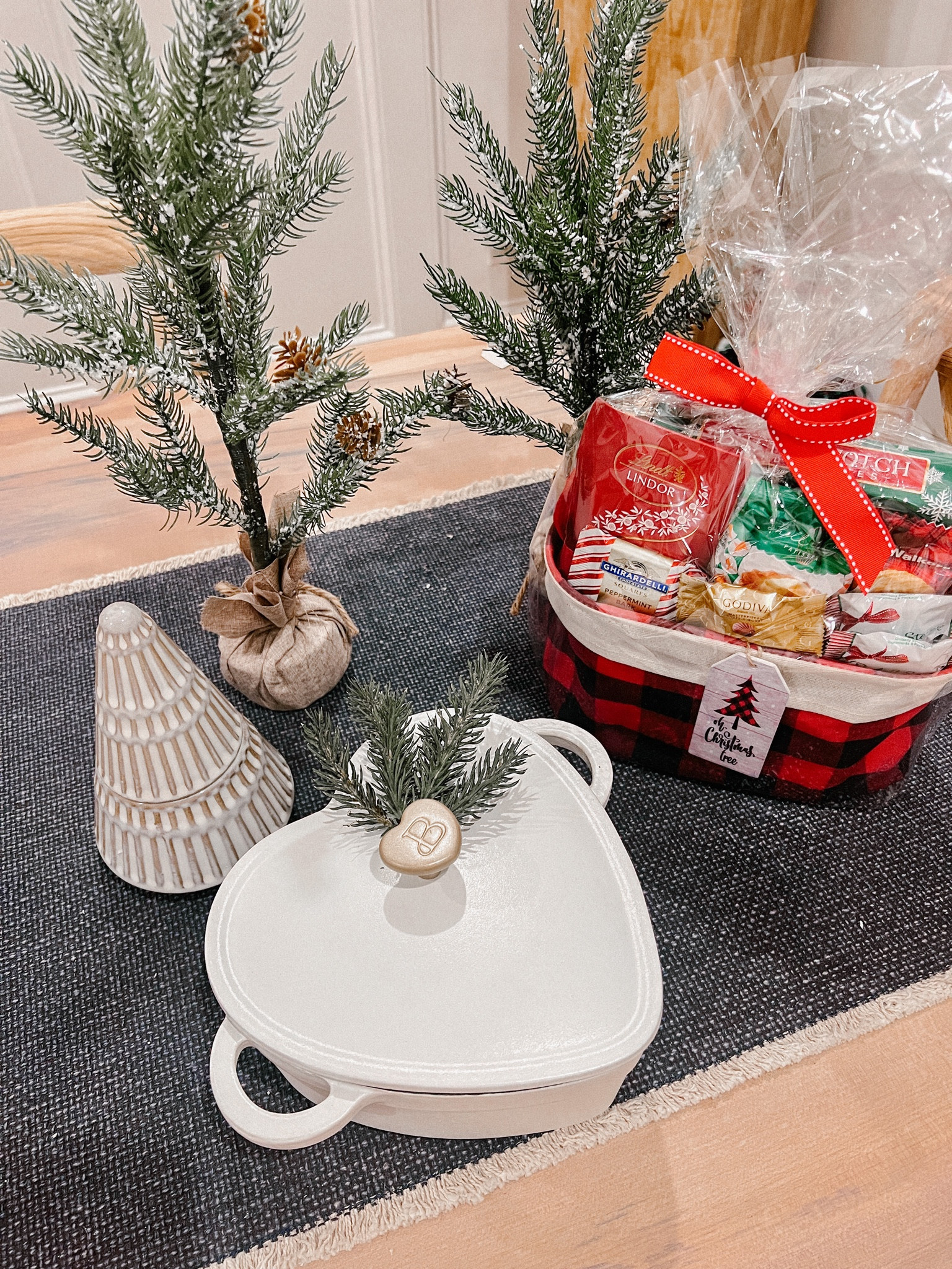 Tonight I made one of my favorite recipes that my friend also loves. #WalmartPartner And I wanted to bring it over to her house as a little surprise gift so I put it in this super cute heart pot with just a few sprigs of greenery on top. I absolutely love this idea for anyone who loves to cook! I think the gift of homemade food is so personal and lovely! Also linking a few other of my favorite gift ideas like this Christmas tree candle. Oh my gosh it smells like cookies (I got the Chestnut and meringue) and it’s so festive. And I absolutely love this little premade gift basket. I love that the basket is plaid and festive, and that all the work is done for you! I bought about five of these to have in my pantry to grab whenever we go out the door to head to someone’s house as a little thank you gift. Everything is affordable and from @walmart
#Walmart #WalmartHome