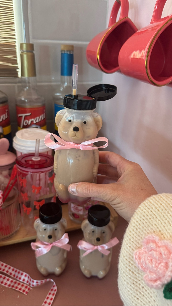 💌 Beary cute raspberry iced coffees 🧸🎀
These little bears are so cute for a little galentine party! Should I post the raspberry syrup recipe?

Comment BEAR for a dm with the 🔗

#icedcoffee #icedcoffeerecipe #feb03homevibesdecor #coffeebar