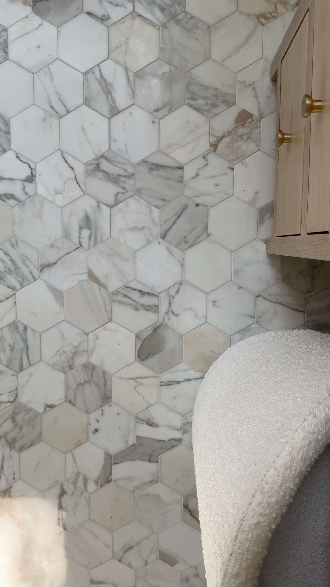 What’s not linked: 
- White marble hex is the Calacatta Gold Marble 5” Hex from Riad Tile 
- Black marble hex is the Nero Marquina 5” hex from Riad Tile 

marble floors, marble
walls


#LTKHome