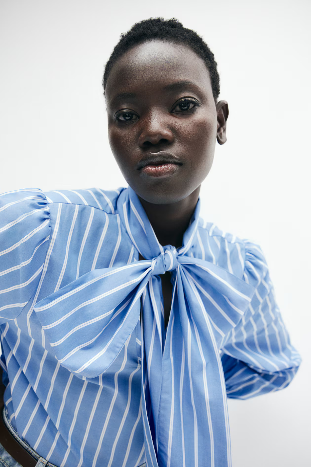 Bow-collar poplin blouse | H&M (UK, MY, IN, SG, PH, TW, HK)