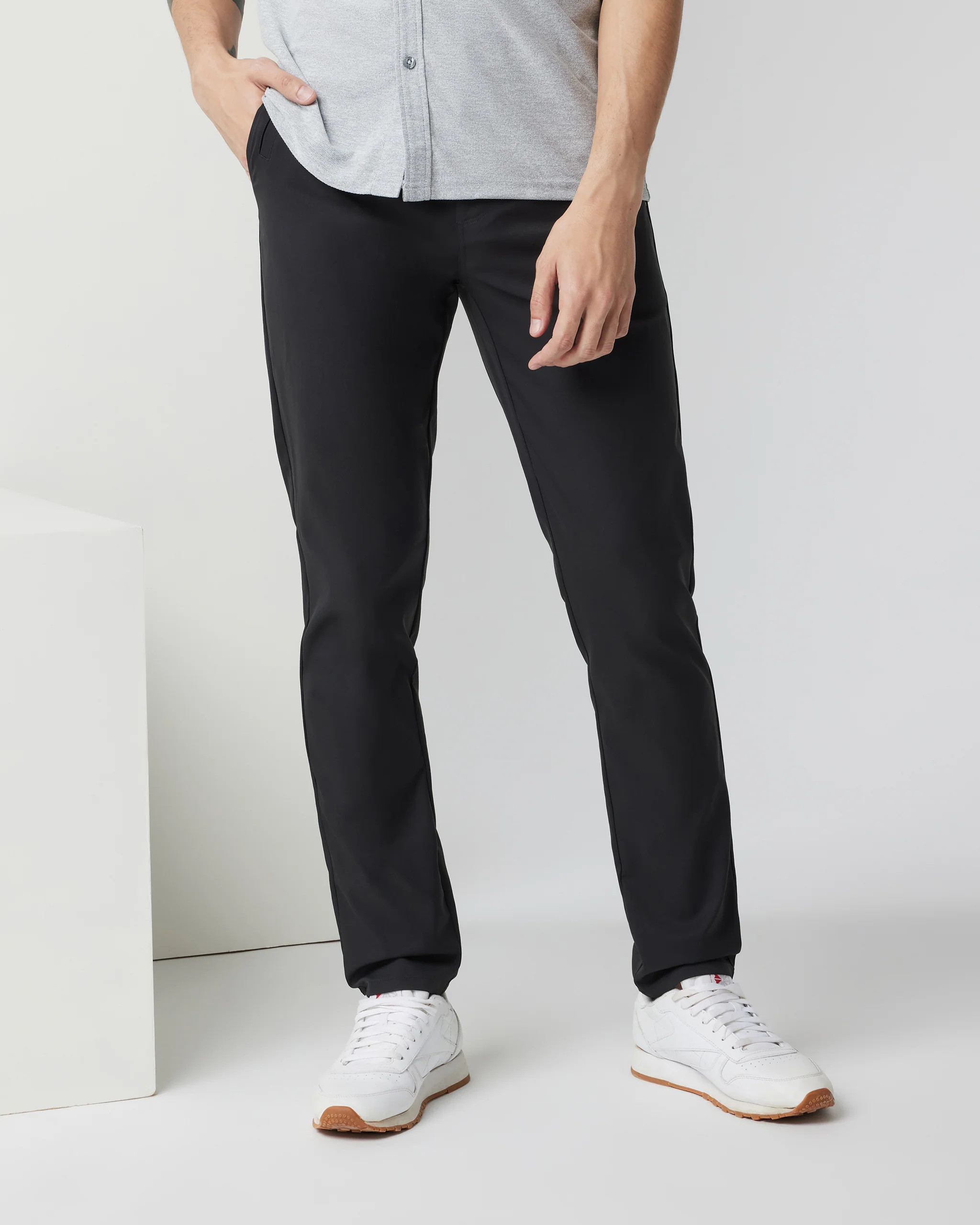 Cascade Tech Chino Pant 32" | Men's Black Chinos | Vuori | Vuori Clothing (US & Canada)