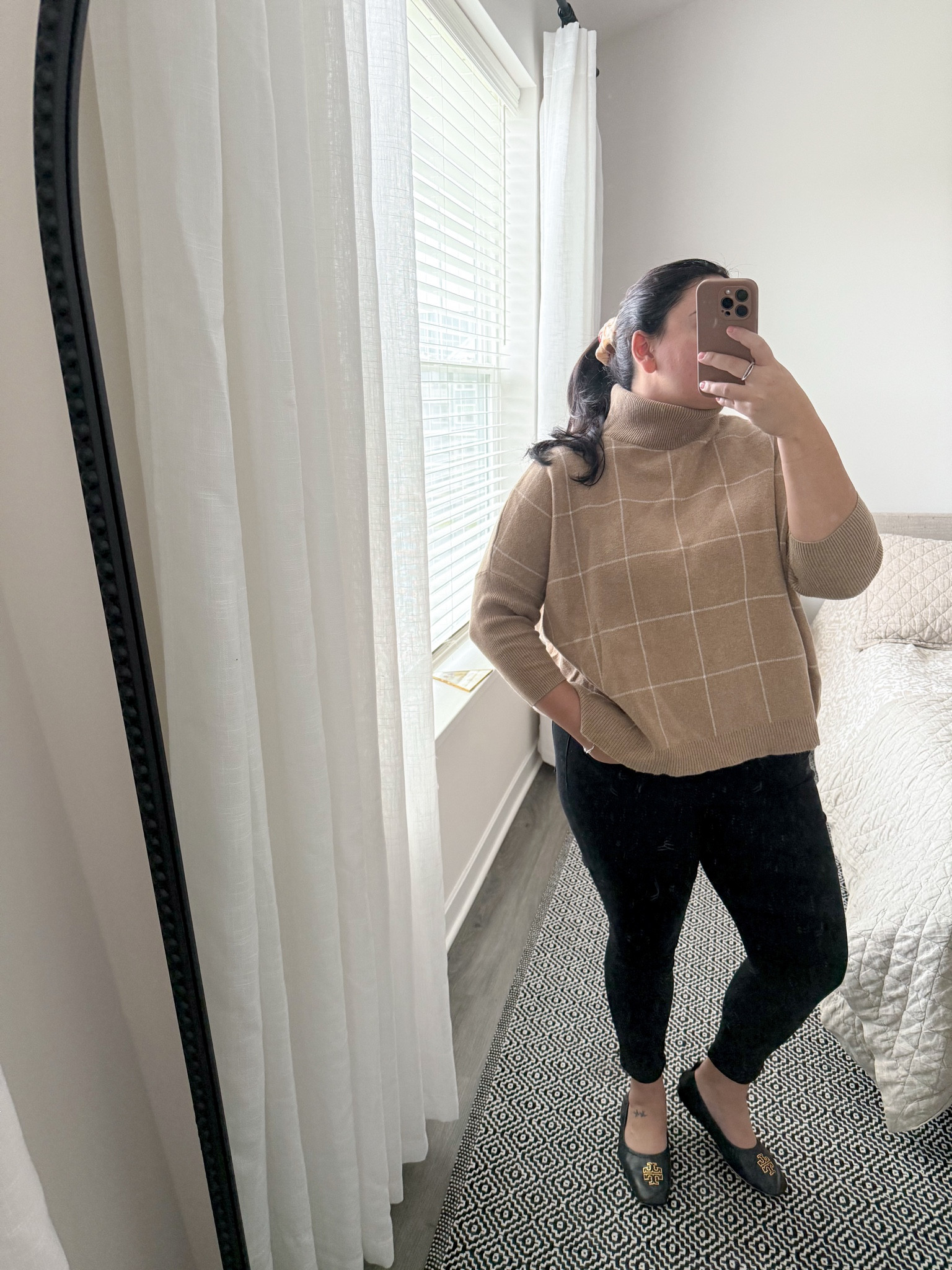 I’ve always been a Tory Burch fan and these square toe flats are so trendy yet classic 

Sweater is years old Loft
Silk scrunchie is from Italy 
Pants size 8 (runs big)
Shoes size 8 (tts)


#LTKMidsize #LTKShoeCrush #LTKWorkwear