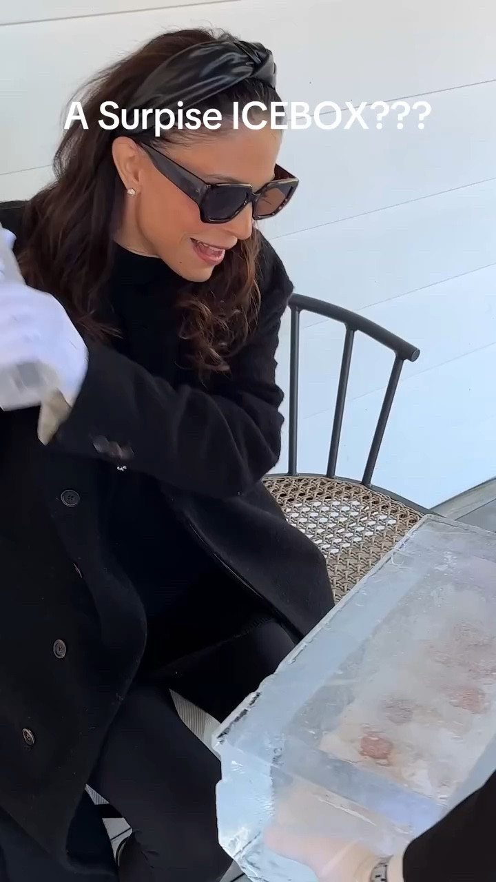 Another holiday surprise from @lorealparis - at least this time I'm dressed 😂

Can't wait to wear these new LUMI products! #lorealparis #makeup #specialdelivery #highlighter