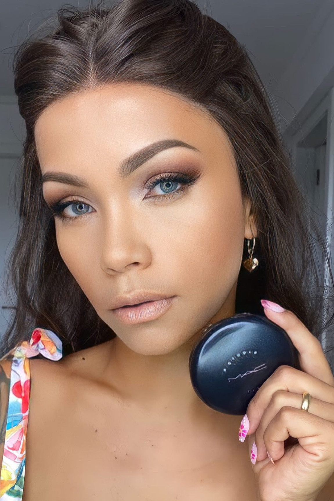 Meninas olha a perfeição desse po compacto da Mac Cosmetics. Simplesmente perfeito! Uso para fazer o acabamento da pele com aquele efeito matte. Mime-se com uma pele maravilhosamente suave e um aspeto impecável. Garante um aspeto impecável da pele durante 12 horas,
uniformiza o tom da pele,
deixa a pele sedosamente mate,
reduz a visibilidade dos poros dilatados,
proporciona uma cobertura média ou completa,
não resseca a pele e deixa-a respirar,
não acentua as rugas
é resistente à transpiração e humidade. Perfeita né 😁


#LTKbrasil #LTKbeauty